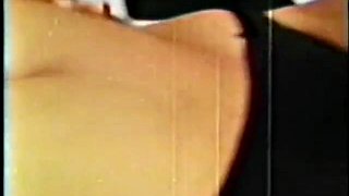 Retro blond ze 70. let u bazénu
