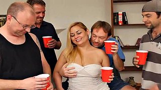 Mollige blonde Nymphe schluckt Sperma auf Sexparty, Bukkake-Party