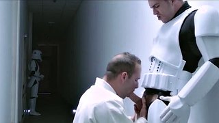 Luke Skywalker é atacado e banhado em esperma de soldado quente
