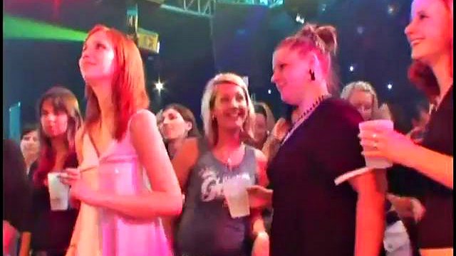 Chicas chupando pollas en una fiesta: tetas grandes, porno amateur y rubias