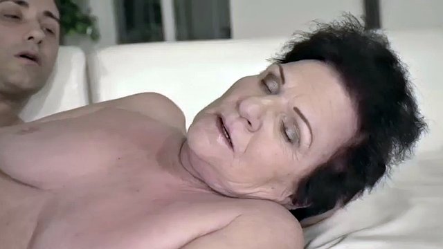 Nonna con la figa pelosa scopata nella vecchia figa da uno stallone fortunato