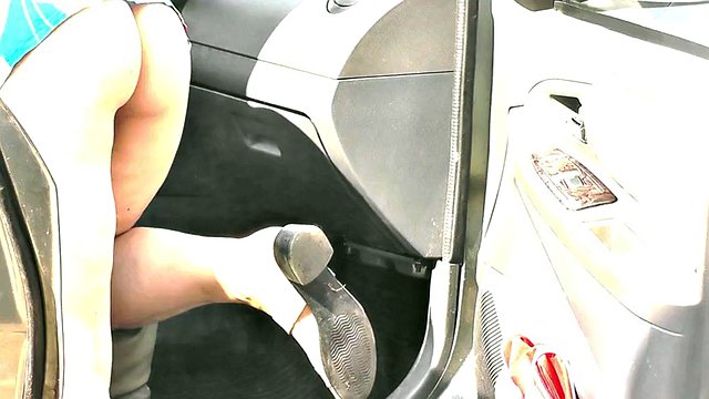 Neighbor mom milf without panties washes the saloon car in the yard