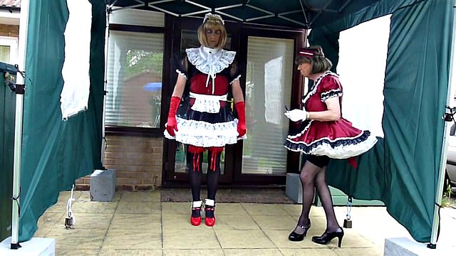 Maîtresse emmène une toute nouvelle femme de chambre dans son manoir