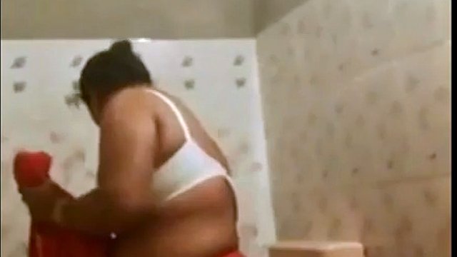 Desi aunty spied washing her chubby body