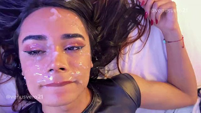 Transgirl chaude Venusvero21 avec un énorme soin du visage
