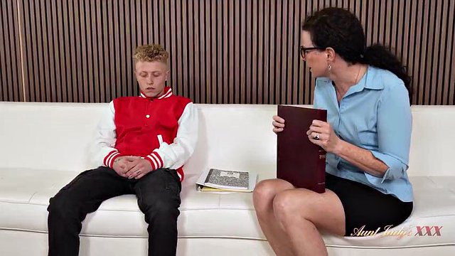 AuntJudysXXX - Høy moden lærer Beth Mckenna knuller Jock Student