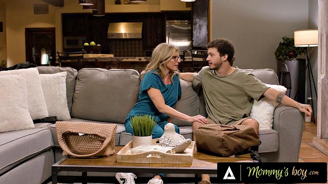 MOMMY'S BOY - Νοσοκόμα θετή μαμά λέει στον θετό της να βάλει προφυλακτικό πριν τον αφήσει να τη γαμήσει