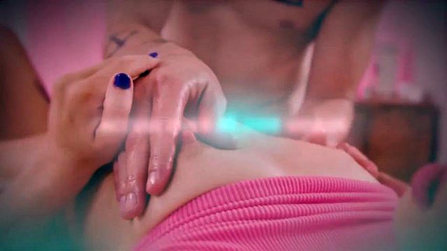 Chanel Preston si arrabbia con il massaggiatore pervertito dell'hotel e ingoia il suo grosso carico: porno