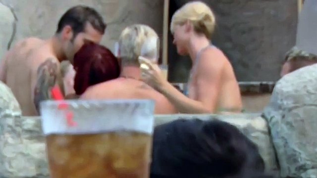 ¡Trío swinger humeante en el jacuzzi esta noche!
