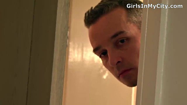 El sexo lésbico secreto de Ashley Rider con su madrastra