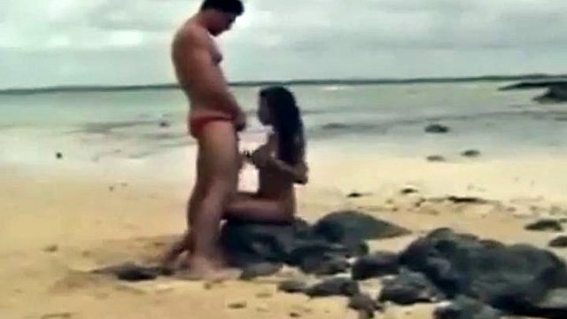 Beautiful and hot rabuda brunette moaning and cumming giving the pussy and the very tasty cousin on the beach