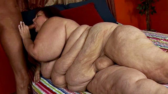 Mature BBW gets her tits fucked