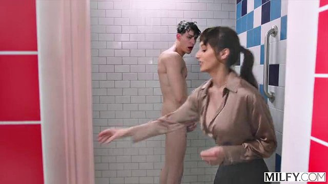 MILFY La MILF birichina Lexi Luna seduce uno stallone arrapato sotto la doccia alla spa