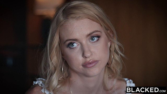 BLACKED Drobná blondýnka závislá na sexu nemůže odolat BBC - Chloe Couture