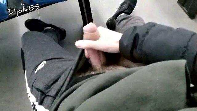 Branlettes risquées et pisse dans le train - partie 2