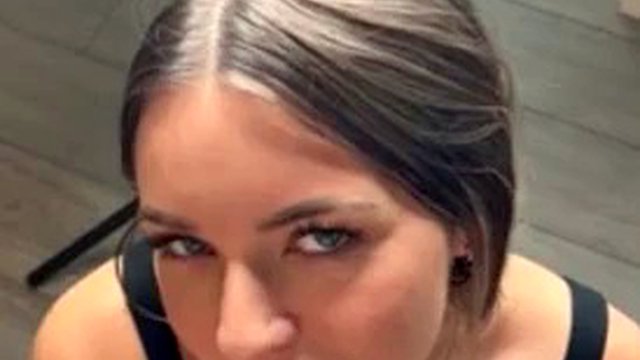 Onlyfans tettona fa un pompino + facciale