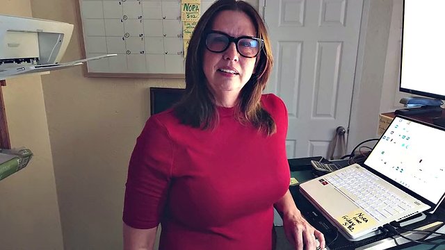 Una sexy MILF matura riceve la visita nel suo ufficio da un giovane informatico, ma lui scopre che la sua collega è una ninfomane. NORA 2