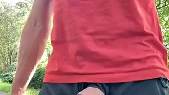 Es ist riskant, meinen Vibroring draußen zu zeigen. Spermapisse und fetter Strahlpiss auf der Straße