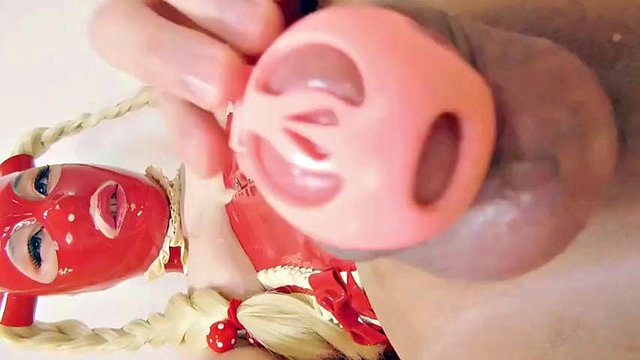 Sissy Lateksdoll iffet giyiyor