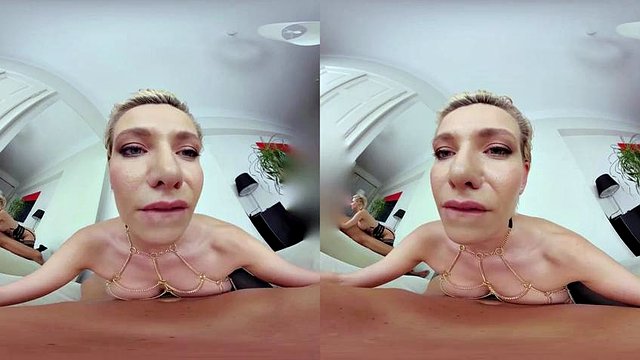 金发熟女：口交、小狗和大奶 VR 色情