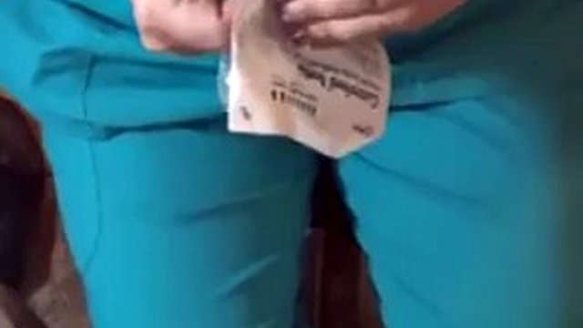 New York'taki sperm bankası hemşiresi numunemin alınmasına yardım ediyor