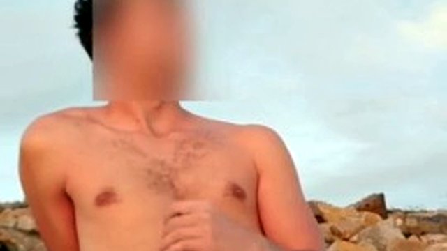 Büyük cumshot ile yabancıların önünde plaj mastürbasyon
