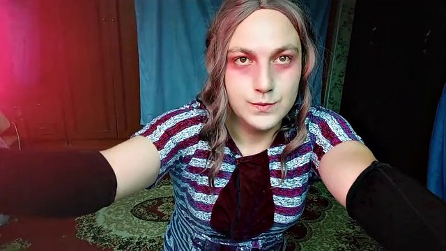 CALDO FEMBOY CON GRANDE STUDENTESSA TEENAGER VESTITA DA RAGAZZA SVEGLIA MODELLA CROSSDRESS GATTINO A CASA CERCA DI VESTIRSI E FARE PRESTAZIONI SESSUALI