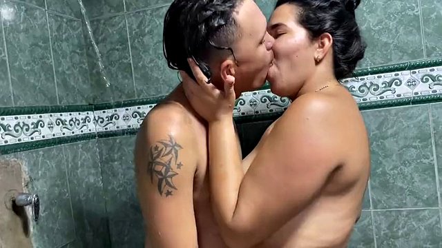 أنا أتجسس على ابن عمي في الحمام ، حيث أن قضيبه الكبير يثيرني وأقول له أن يمارس الجنس مع كس بلدي