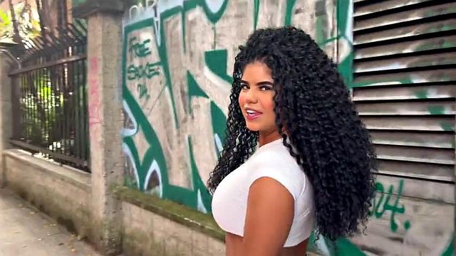 Squirter latina con grandi tette ha orgasmi multipli che squirtano su un grosso cazzo bianco in lingerie sexy