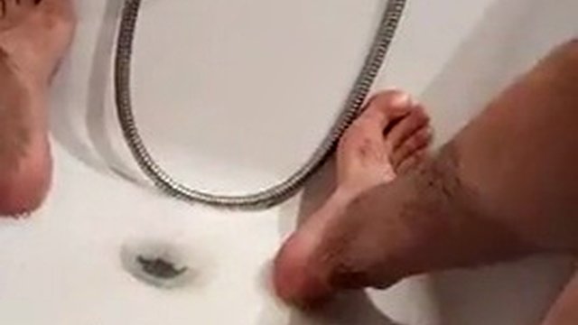 Čůrám teplou močí a trhnu si péro