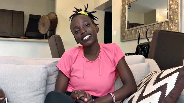 Casting africano - Modella nativa con tette enormi scopa il produttore bianco POV