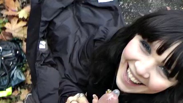 Bruna in mutandine divertenti succhia il cazzo per strada