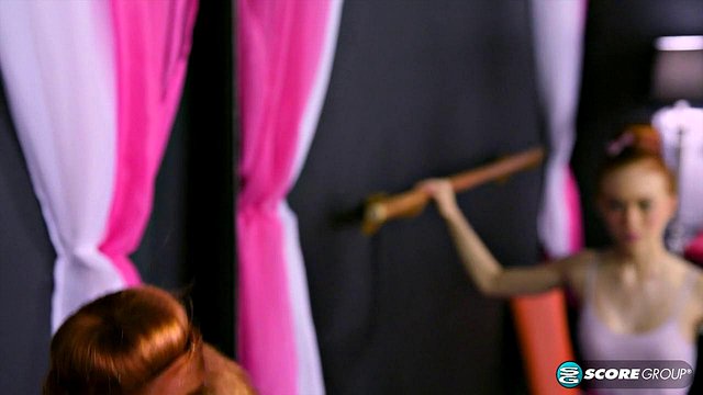 Dolly, une ado rousse, fait un petit strip-tease jusqu'à la masturbation