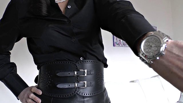 Ceinture large et serrée en cuir Femdom de Lady Victoria Valente