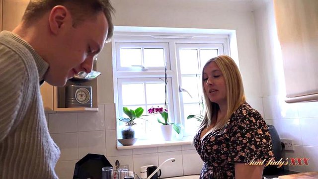Jeg knullet min 32yo milf trinn tante fordi hun sa at jeg er lat