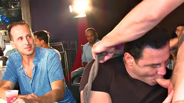 Public DILF lutscht Schwänze in einem Stripclub vor Voyeuren