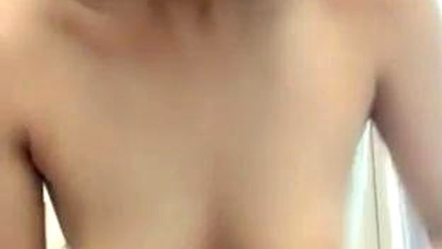 在縣城的一家小酒店裡有一個大傢伙妓女的傢伙