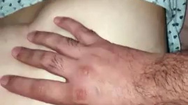 Hijastro follándose a su madrastra en la cama con una polla enorme