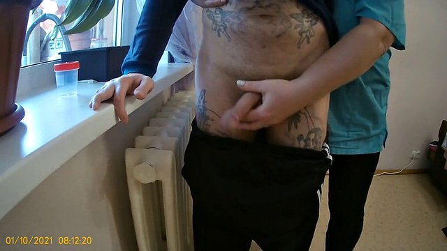 tomar esperma para análisis, la enfermera me pajea la polla
