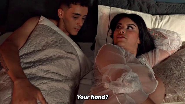 Stesøsken deler seng etter en hotellfeil - For en stor pikk!