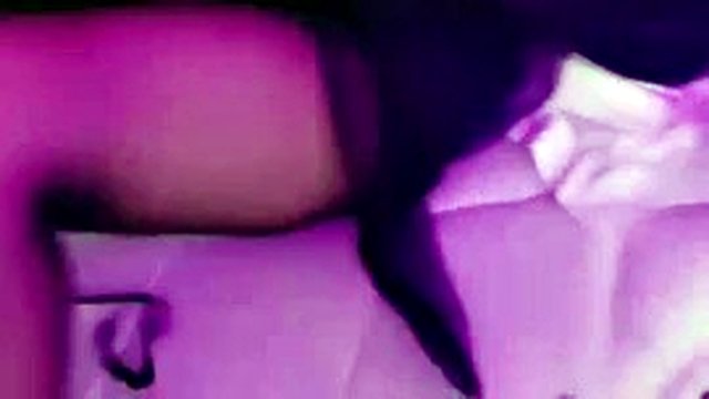 ¡El recién llegado se hace a la mar con su hermana de grandes pechos! ¡Disfraz sexy con orejas de conejo! Un par de grandes pechos balanceándose, la transmisión en vivo de China de sexys medias negras y hermosas piernas, levantando sus nalgas para mirar su gordo coño y una gruesa polla falsa siendo follada.