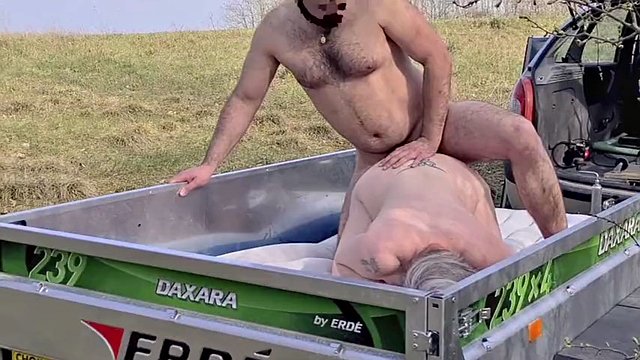 PORNO PUBBLICO MATURO: SESSO ANALE ALL'APERTO E INGESTIONE DI SPERMA PER LA NONNA - CAM 1 2 di 2