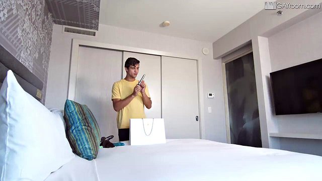Schwuler Dieb kassiert Bargeld für Dildos