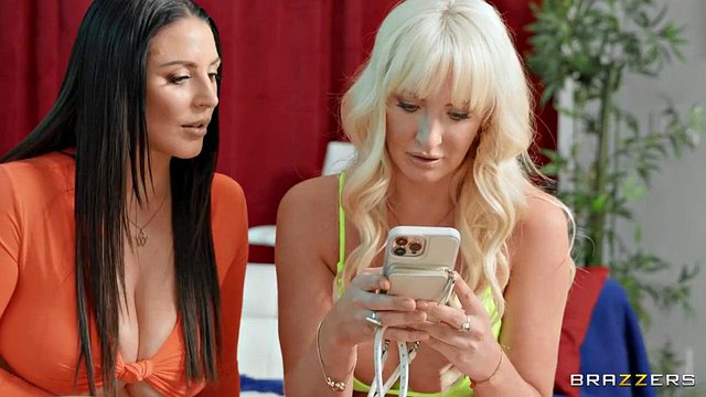 La tettona Angela White e Kate Dee cavalcano il grosso cazzo di Mazee The Goat