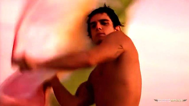 Zwei wirklich attraktive Frauen, die mit einem Mann am Strand intime und intensive sexuelle Aktivitäten tätig sind