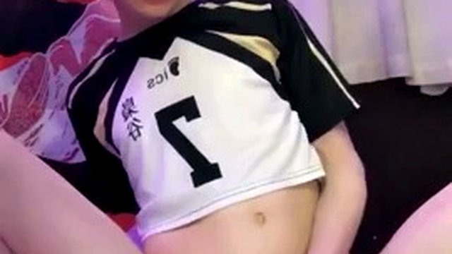 Un femboy mignon se baise jusqu'à ce qu'il jouisse au lit