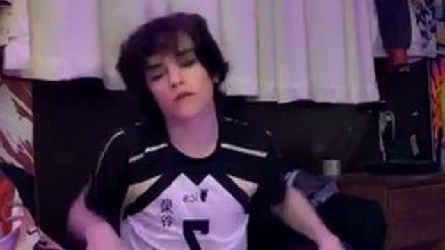 Cute femboy fucks himself until he cums in bed
