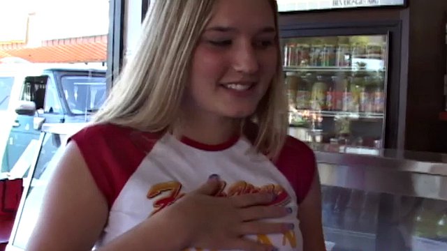 Una ragazza di 18 anni prende un enorme cazzo nero
