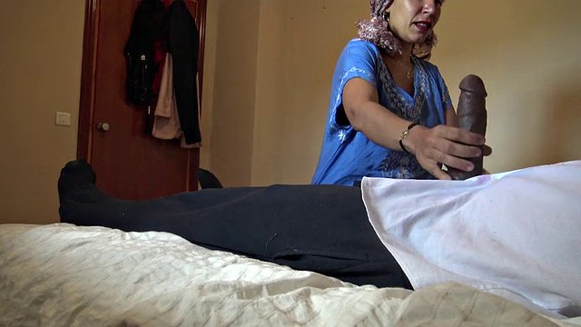 NASTRO SESSO MBAPPE!!! La cameriera algerina è SCIOCCATA quando tira fuori il suo grosso cazzo nero