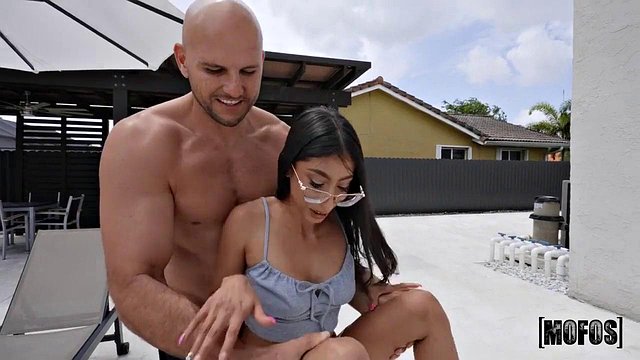 JMac ปอนด์ Sona Bella หลังจาก Cumshot